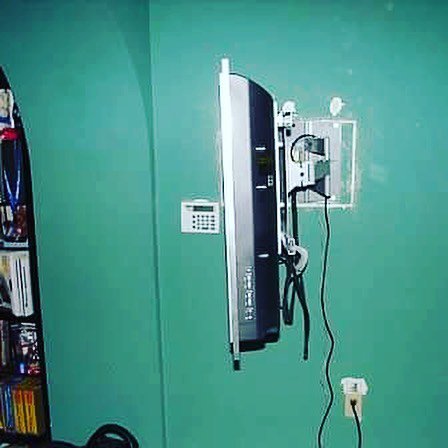 UltimateSVcorp's tweet photo. #TBT 2004 When We Had To Reinforce The Inside Wall To Hang A 90 pounds TV + 60 pounds Articulated Bracket! Oh Yeah! We Had Fun Those Days 🤣#ultimatesv #sonyxbr #professionalinstallation #since1996 #miami #immrsony #smarthome #smartliving https://t.co/3vlBcPPZIM