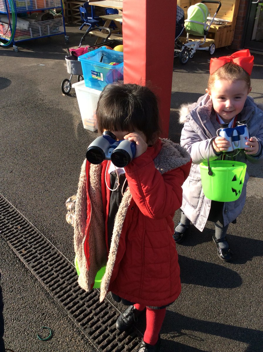 bartonmichelle1's tweet photo. Today we went on a dinosaur hunt #rrrooaaarrrr! @NewParkPrimary https://t.co/74sbWCo0ti