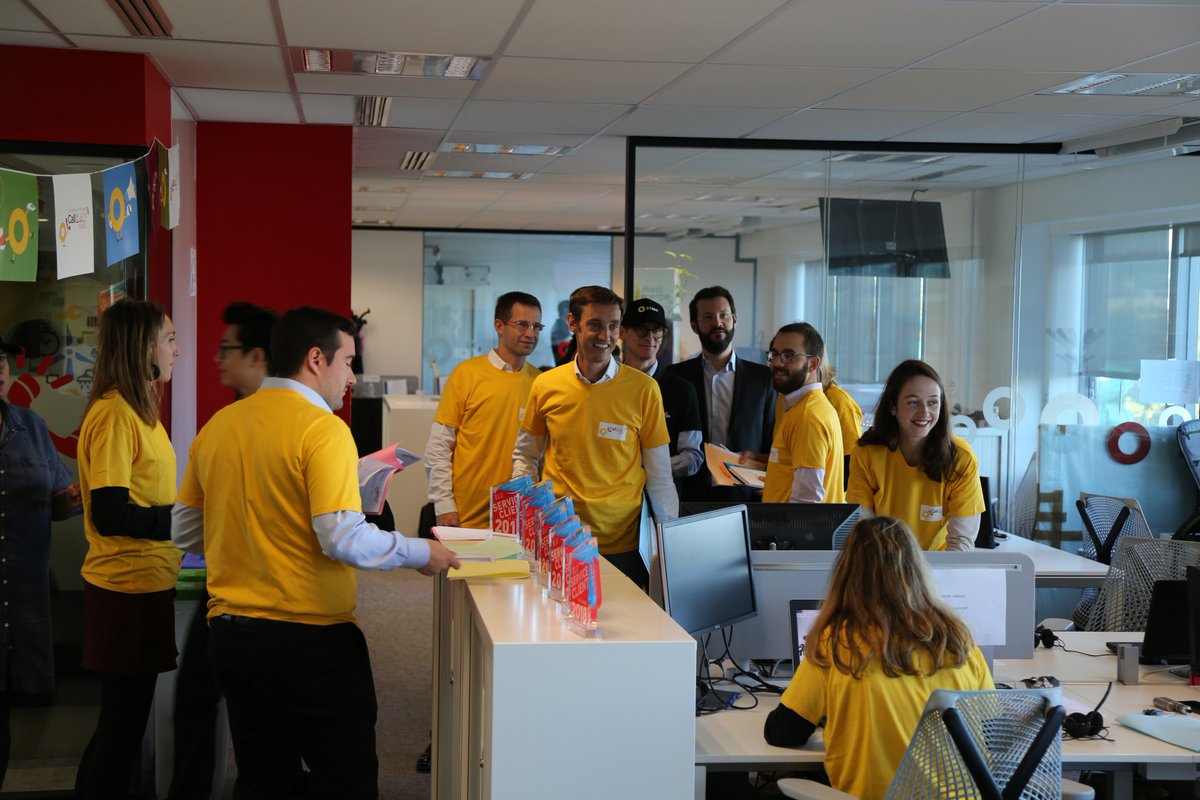 TotalEnergiesFR's tweet photo. Vous ne le voyez peut-être pas mais derrière ces sourires se cachent des collaborateurs du Juridique, de la DSI, de la Communication, du Digital etc. Car la satisfaction client est l'affaire de tous ! 😍 #CallDay2018 #CustomerInside https://t.co/Gd8RNiFaMU