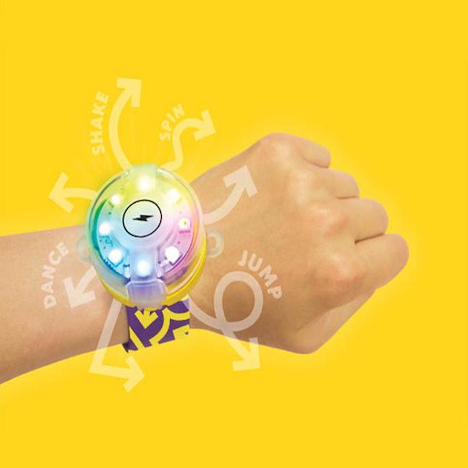 ReplyCode4Kids's tweet photo. Hey Kids,

Adults like showing off their new high-tech smartwatch ⌚, but now It’s time for you to wear something cool too! 😎

Have a look at the Creative Coder Kit by @techwillsaveus,  the first wearable for kids that you can easily code! https://t.co/eXGOPB86kS
