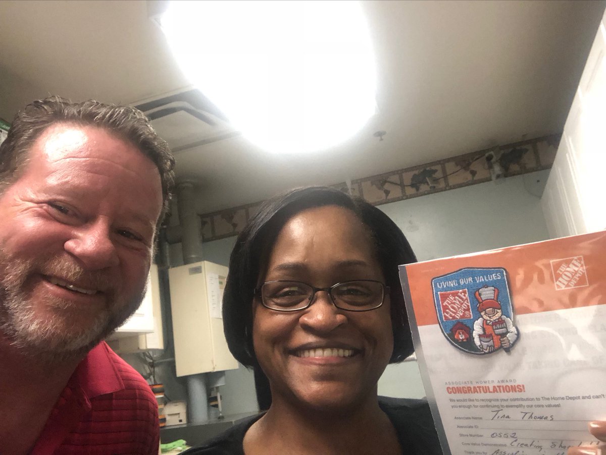 Tina Thomas, coming onto the front lines to open the store. Thank you for stepping up without being asked. This is what we’re about. ⁦<a href="/gullatt_hd/">Wesley.Gullatt-HD</a>⁩ ⁦<a href="/AkinsMel/">Mel Akins</a>⁩