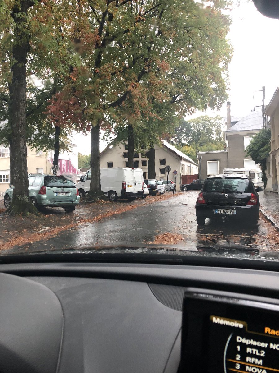 djplease's tweet image. Je préfère rester dans la voiture a ecouter   @laRadioNova que d’aller chercher ma fille Ambre sous la pluie. Merci #30Glorieuses