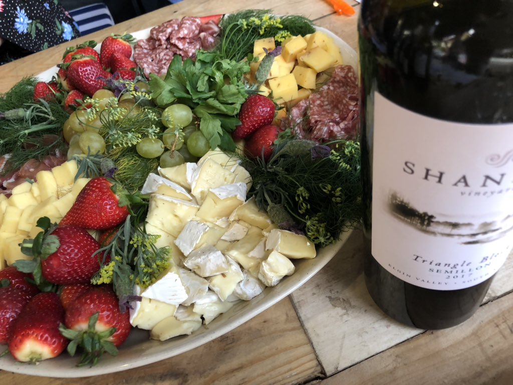 martinpienaar's tweet photo. #elginwine @drydockliquor @shannonwines #semilon, great with snacks https://t.co/xxdSSIqCp4