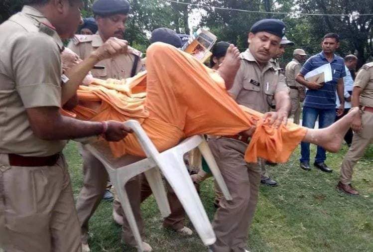 shreshthtomar's tweet photo. गंगा के झूठे बेटे ने गंगा के सच्चे बेटे को मार दिया,
@narendramodi जी बनारस में जा कर डींगे हांकते हो मैं गंगा का पुत्र हुँ, तो एक व्यक्ति अविरल गंगा के लिये 111 दिनों से अनशन पर था पर किसी ने उसकी सुध नहीं ली और इनकी मांगों को क्यों नहीं माना गया? @PMOIndia #Ganga #putr #Murder https://t.co/2bhdT8ZDVH