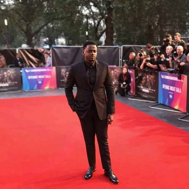 MediaGuide_NG's tweet image. #danielkaluuya attends the BFI London Film Festival premiere of #widows. #MediaGuideStyle #stylish #mensfashion #moviepremiere dlvr.it/Qn1m3Q IG: MediaGuideStyle