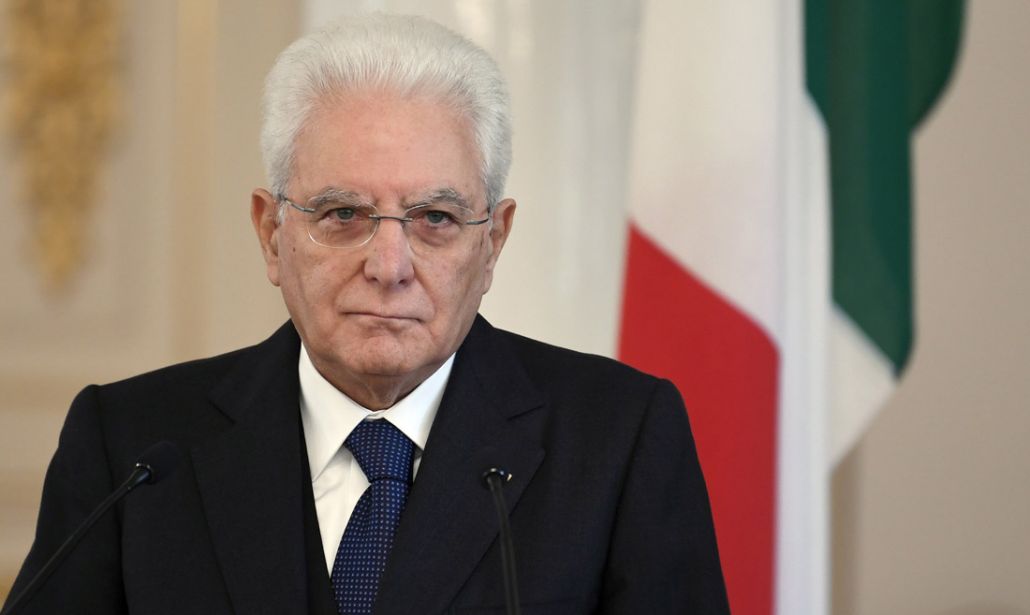 repubblica's tweet photo. 🔴 #Mattarella: "La nostra #Costituzione consente di superare difficoltà e di garantire l'unità della società. Ha creato un sistema in cui nessuno, da solo, può avere troppo potere. Tutela autorità che non sono dipendenti dagli organi politici". https://t.co/ypcV44NKoS https://t.co/URMuNr8Igo