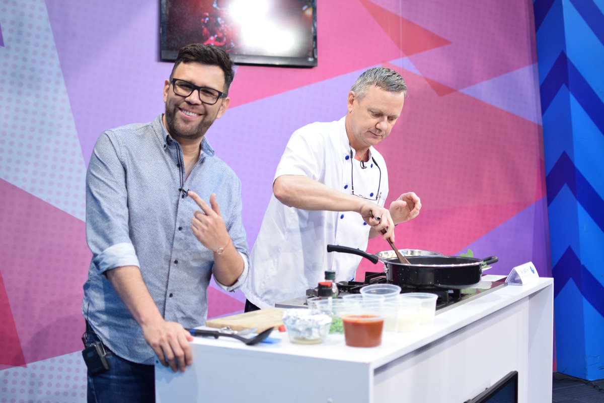 Estamos cocinando junto al Chef Hervé de Restaurante Scarts una deliciosa pasta ¿Cuántos van a querer?