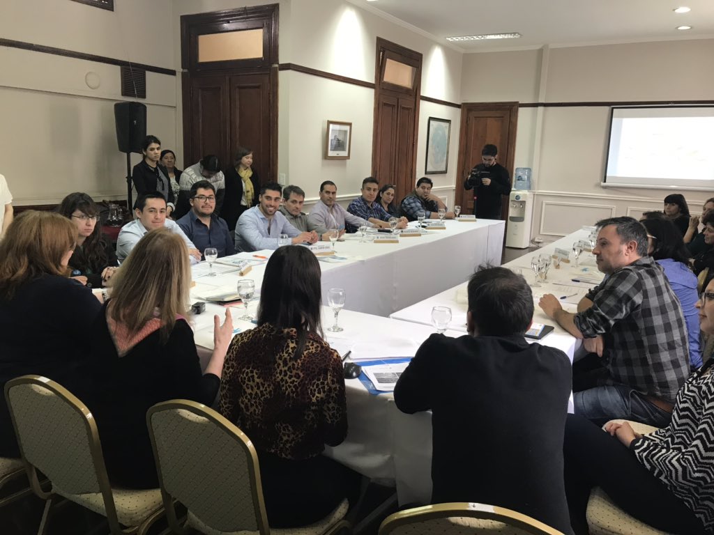 aliciakirchner's tweet photo. Tenemos q pensar estratégicamente las ciudades con mirada inclusiva, en función de la realidad actual y el futuro crecimiento, impulsando una agenda de trabajo permanente x el desarrollo de Santa Cruz: 1er Encuentro Provincial de Planificación Urbana #SantaCruzNosUne https://t.co/GgFkIsO3Iv