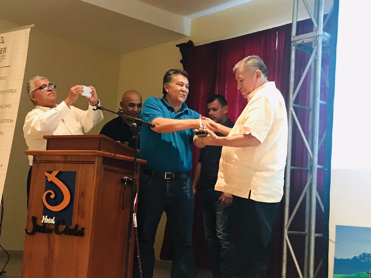 HeiferHonduras's tweet photo. Entrega de reconocimiento y homenaje al Dr. Marco Tulio Garcia por su larga trayectoria apoyando el sector ganadero del departamento de #Olancho. #HeiferHonduras #porunalechemássaludable https://t.co/hAAOiQHxcO