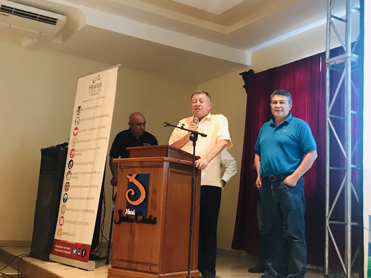 HeiferHonduras's tweet photo. Entrega de reconocimiento y homenaje al Dr. Marco Tulio Garcia por su larga trayectoria apoyando el sector ganadero del departamento de #Olancho. #HeiferHonduras #porunalechemássaludable https://t.co/hAAOiQHxcO