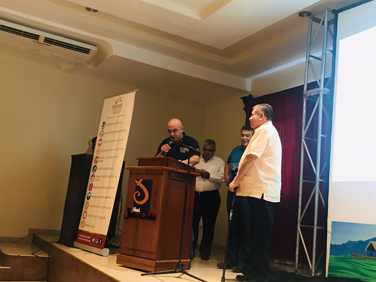 HeiferHonduras's tweet photo. Entrega de reconocimiento y homenaje al Dr. Marco Tulio Garcia por su larga trayectoria apoyando el sector ganadero del departamento de #Olancho. #HeiferHonduras #porunalechemássaludable https://t.co/hAAOiQHxcO
