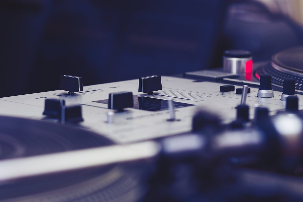 EvensesDe's tweet image. Du bist ein DJ🎚, Sänger🎙, Saxophonist🎷 oder Tänzer💃🕺? Oder glaubst du, dass deine Band, dein Trio oder Duo eine tolle Erweiterung in unserer Kartei wärt?

Meldet euch bei uns! Wir sind immer auf der Suche nach Künstlern und Musikern aller Art! Einfach per Mail 📩 oder 📞