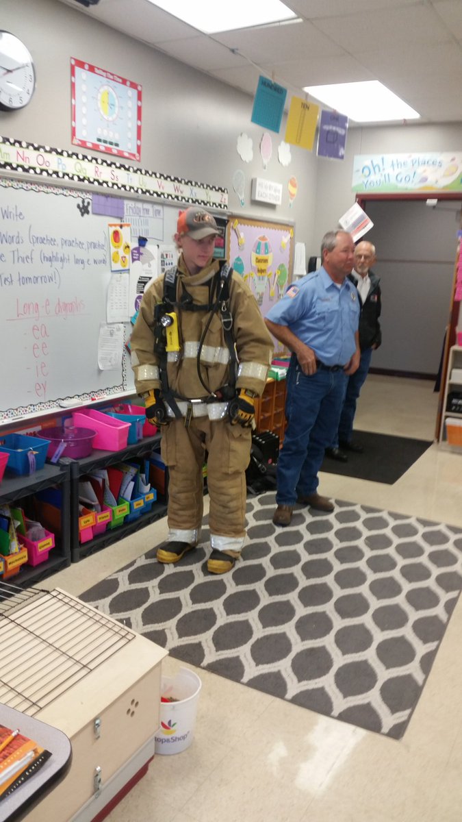 hansenag's tweet photo. Harvest put on hold this morning for fire prevention @BaxterSchools. BIG thanks to everyone that puts everything on hold to make the call, meeting and training! @NoahBrindle @adam_singletary @hansenfamilyof6 @Nate_Tigges @weltha70 @Ellensuehill https://t.co/LE2ppJl9P0