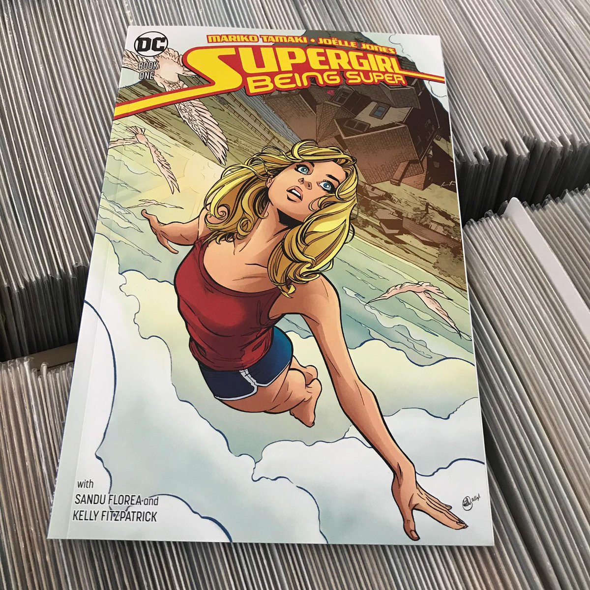 redflackcomics's tweet photo. En la tienda: Supergirl Being Super (DC, 2017) #redflackcomics #Malasaña #Supergirl #MarikoTamaki #JoelleJones #SanduFlorea #KellyFitzpatrick #SaidaTemofonte #KaraDanvers #DollyGranger #JenniferBard #JeremiahDanvers #ElizaDanvers #Midavale #DC #2017 https://t.co/Rzh0aO1NzP