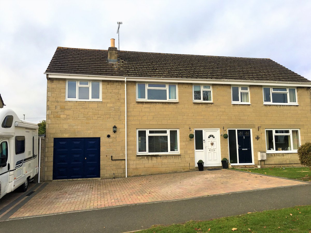hftetbury's tweet photo. Fantastic new instruction in Conygar Road! On the market for £395,000 and we are holding viewing next Saturday, 20th Oct - get in touch to book a slot - 01666 505068 ☎️🏡
#forsale #tetbury #wdyt #familyhome #openplanliving #hunterfrench #estateagent #viewingday #getintouch https://t.co/LzZ23tpi6L