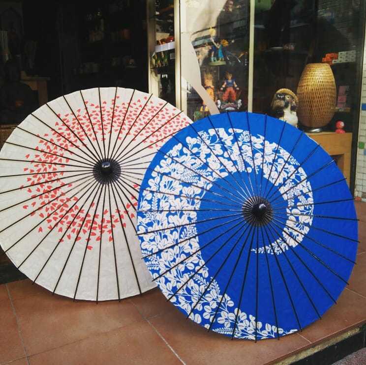 TETERIAMURA's tweet photo. #novedades de #japon que encontraréis en el #salonmangabarcelona2018 o #muramartorell #martorellvila #martorell #paraguasjapones de papel #Wagasa #和傘 el azul es más pequeño.Este estilo es llamado #higasa ,solo se utiliza para protegerse del sol y no la lluvia @Consul_JPN_BCN https://t.co/SPFqVWrGrw