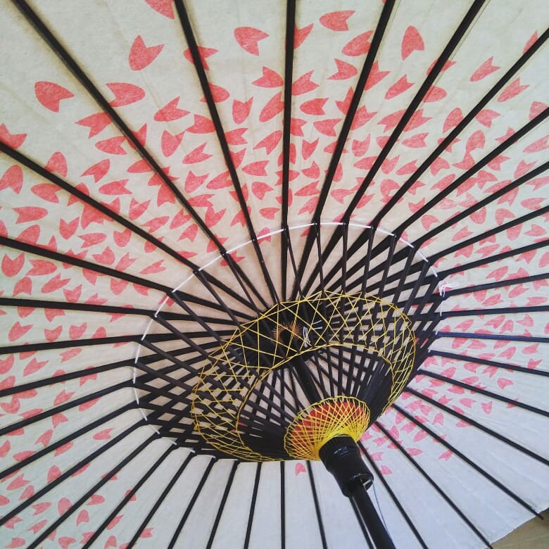 TETERIAMURA's tweet photo. #novedades de #japon que encontraréis en el #salonmangabarcelona2018 o #muramartorell #martorellvila #martorell #paraguasjapones de papel #Wagasa #和傘 el azul es más pequeño.Este estilo es llamado #higasa ,solo se utiliza para protegerse del sol y no la lluvia @Consul_JPN_BCN https://t.co/SPFqVWrGrw