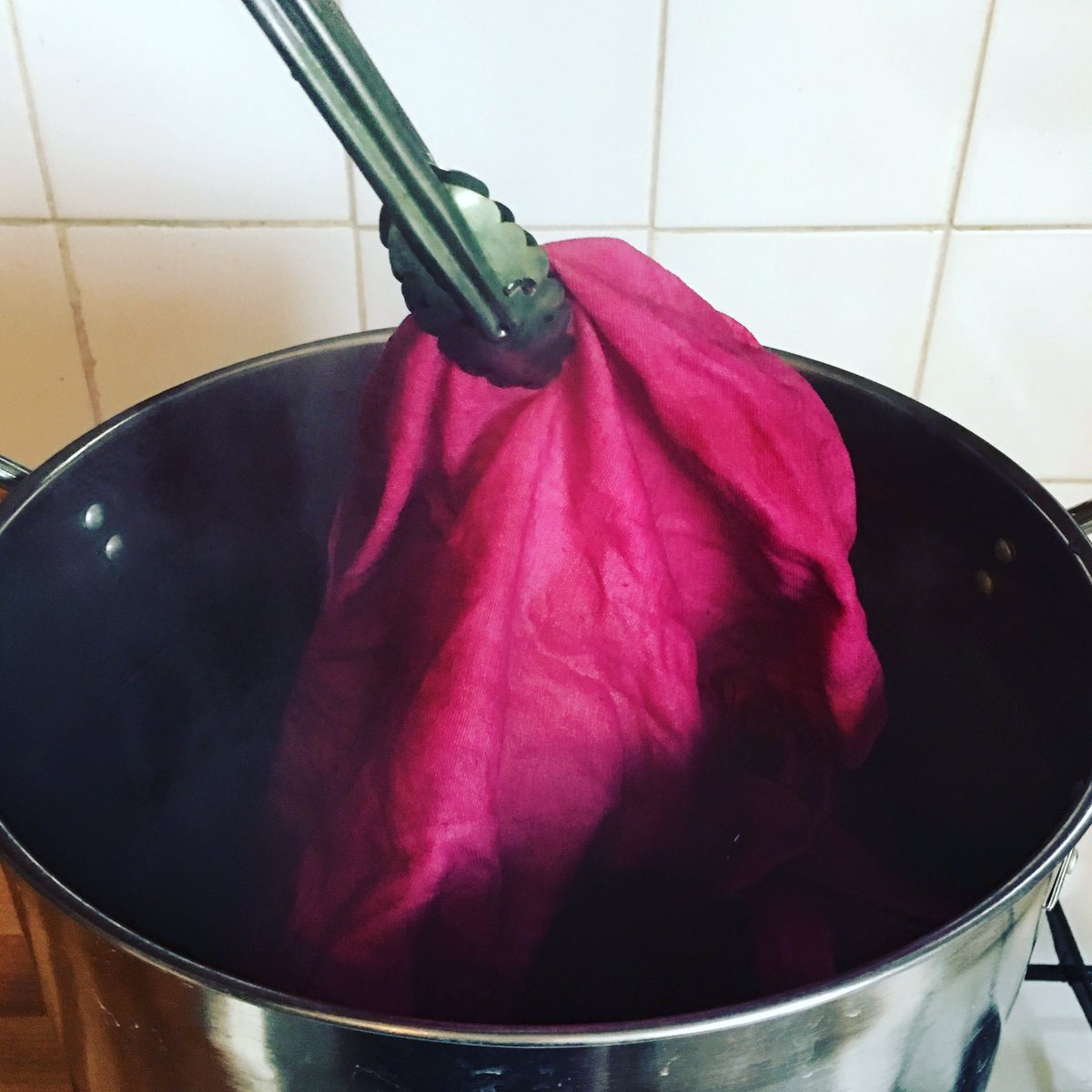 That colour! 😍 I’ve dyed a bag and a scarf with brazilwood today and this is the result 💚

#slowfashion #ecofashion #sustainablefashion #ethicalfashion #naturaldye #botanicaldye #veganfashion #ecofriendly #flowerdye #ecodyeing  #naturaldyeing #botanicaldyeing #ecodye #ecodyeing