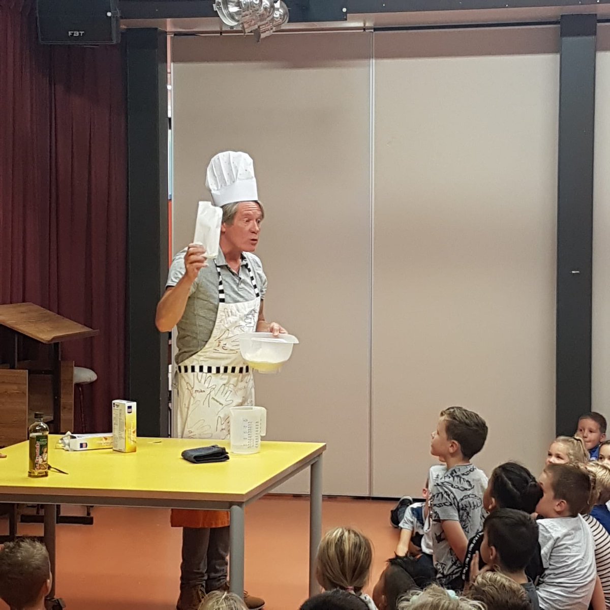 Wij hebben een hele veelzijdige directeur @peterjanssen58 Vanmiddag was hij de pizzabakker voor Gr 3/4 @IPCleert #weetwatjeeet