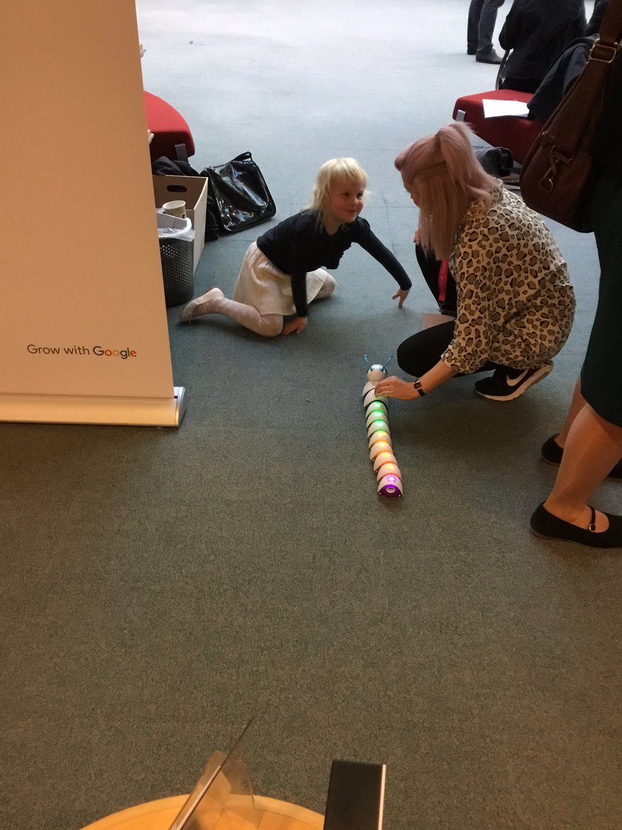 WSCCLibraries's tweet image. Girls teaching girls teaching girls! Some of the highlights  of #GenerationCode: learning from other libraries around the UK &amp;amp; Europe; gaining confidence with coding, digital making &amp;amp; robotics; sharing our passion for #STEM with others! #DayOfTheGirl #LibrariesLeadWithDigital