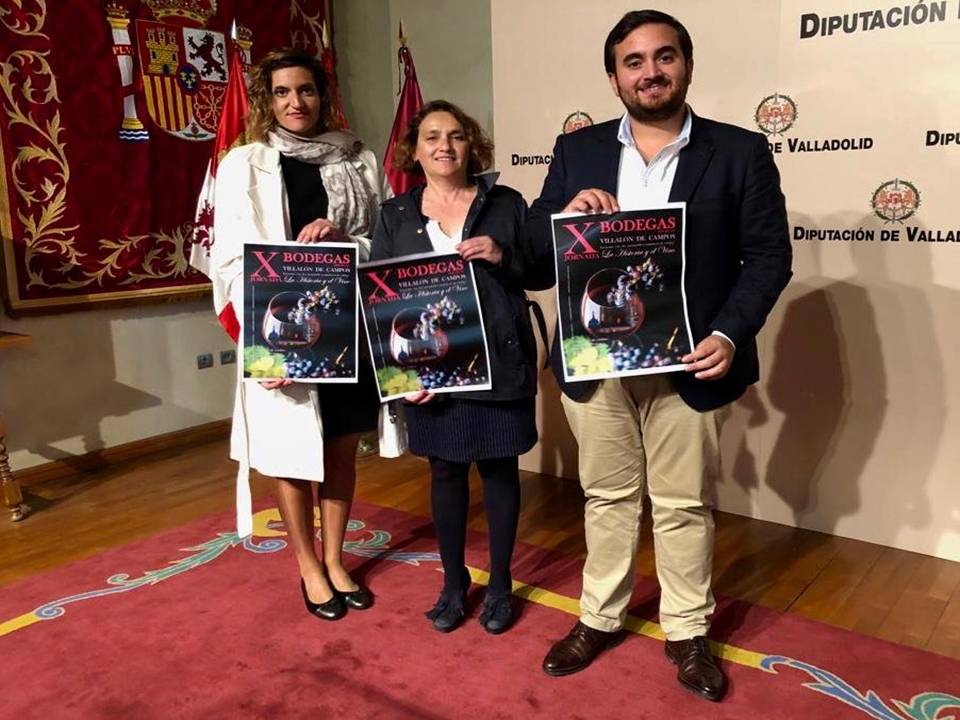 El alcalde de #Villalón, la presidente de la Asociación #VillalónVive  y la responsable de turismo han presentado en la #DiputaciónDeValladolid, la #XJornadaDeBodegasAbiertas que se celebra en el municipio el sábado 13 de octubre.
¡Les esperamos!
#LaHistoriaYElVino
🍷🍷🍷