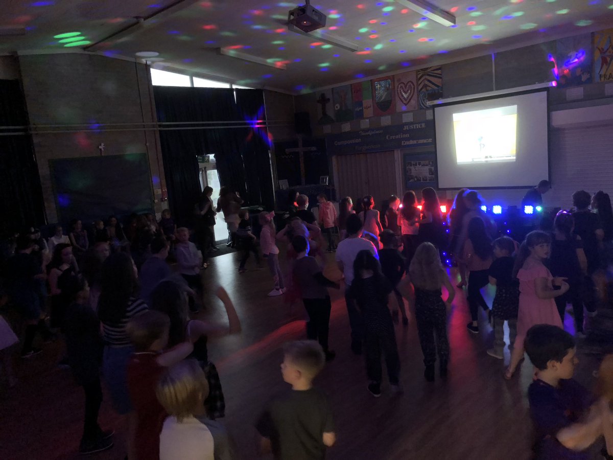 StAnnsRainhill's tweet photo. A huge thank you to @FOSA_Rainhill for organising tonight’s KS1 and KS2 discos! #Fun #FriendsOfStAnns #PartyTime 💚🕺🏼💃🏻💙 https://t.co/CGVCdWD9eX