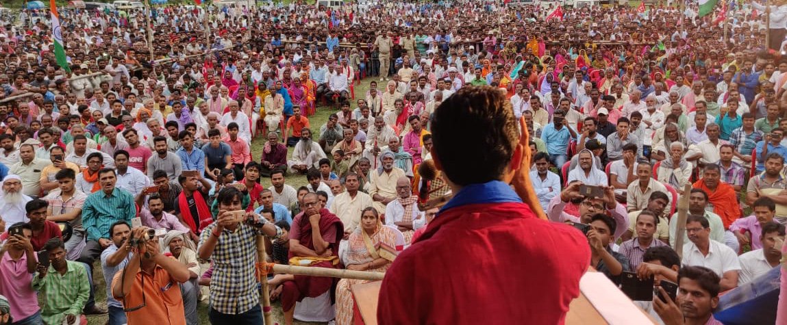 kanhaiyakumar's tweet photo. आज वडगाम (गुजरात) के युवा विधायक साथी @jigneshmevani80 ने बखरी (बेगूसराय) में आम सभा को सम्बोधित करते हुए देश की सत्ता में काबिज सांप्रदायिक ताकतों के विरुद्ध तमाम प्रगतिशील विचारधाराओं से जुड़े लोगों की एकजुटता की अपील की। https://t.co/TeY6MqZcfI