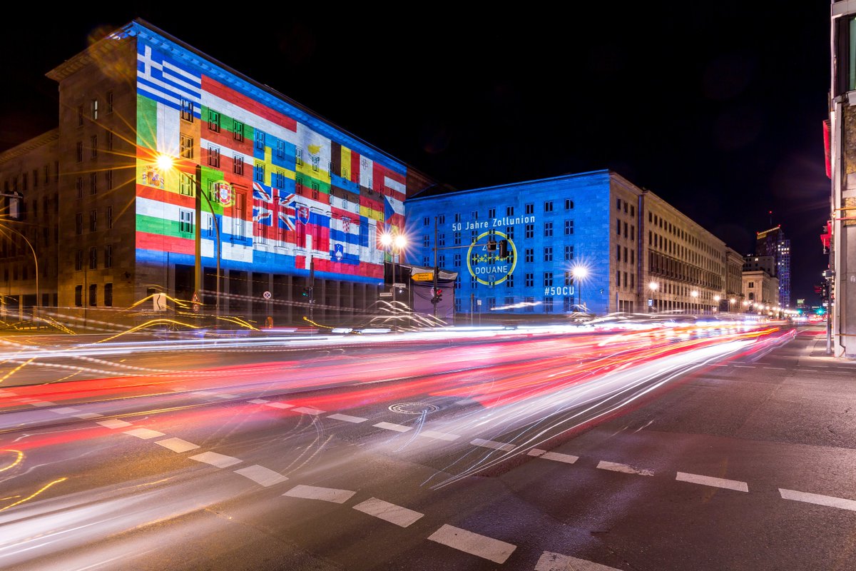 BMF_Bund's tweet photo. Wir feiern beim diesjährigen #FestivalofLights die europäische #Zollunion. Seit 50 Jahren schützt sie uns und lässt uns die Vorteile des gemeinsamen Binnenmarkts genießen, indem sie freien Handel ermöglicht. @LightsOnBerlin #50CU #CustomsUnion 🇪🇺https://t.co/chmsgW9R9J https://t.co/blUaka9Lun