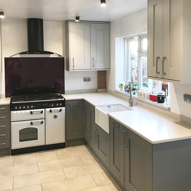 KBB_EALtd's tweet image. Another kitchen installation by KBB. 😍 Crown Gala grey wall units/grey slate base &amp;amp; tall units. Minerva grey crystal worktop/ upstand. Inspire glass splashback &amp;amp; Crown thick/ thin bow handles. #kitchendesign  #kitchencolour #kitchens #Ipswich #Suffolk #worktops @WaterlineLtd