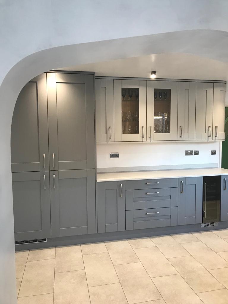 KBB_EALtd's tweet image. Another kitchen installation by KBB. 😍 Crown Gala grey wall units/grey slate base &amp;amp; tall units. Minerva grey crystal worktop/ upstand. Inspire glass splashback &amp;amp; Crown thick/ thin bow handles. #kitchendesign  #kitchencolour #kitchens #Ipswich #Suffolk #worktops @WaterlineLtd