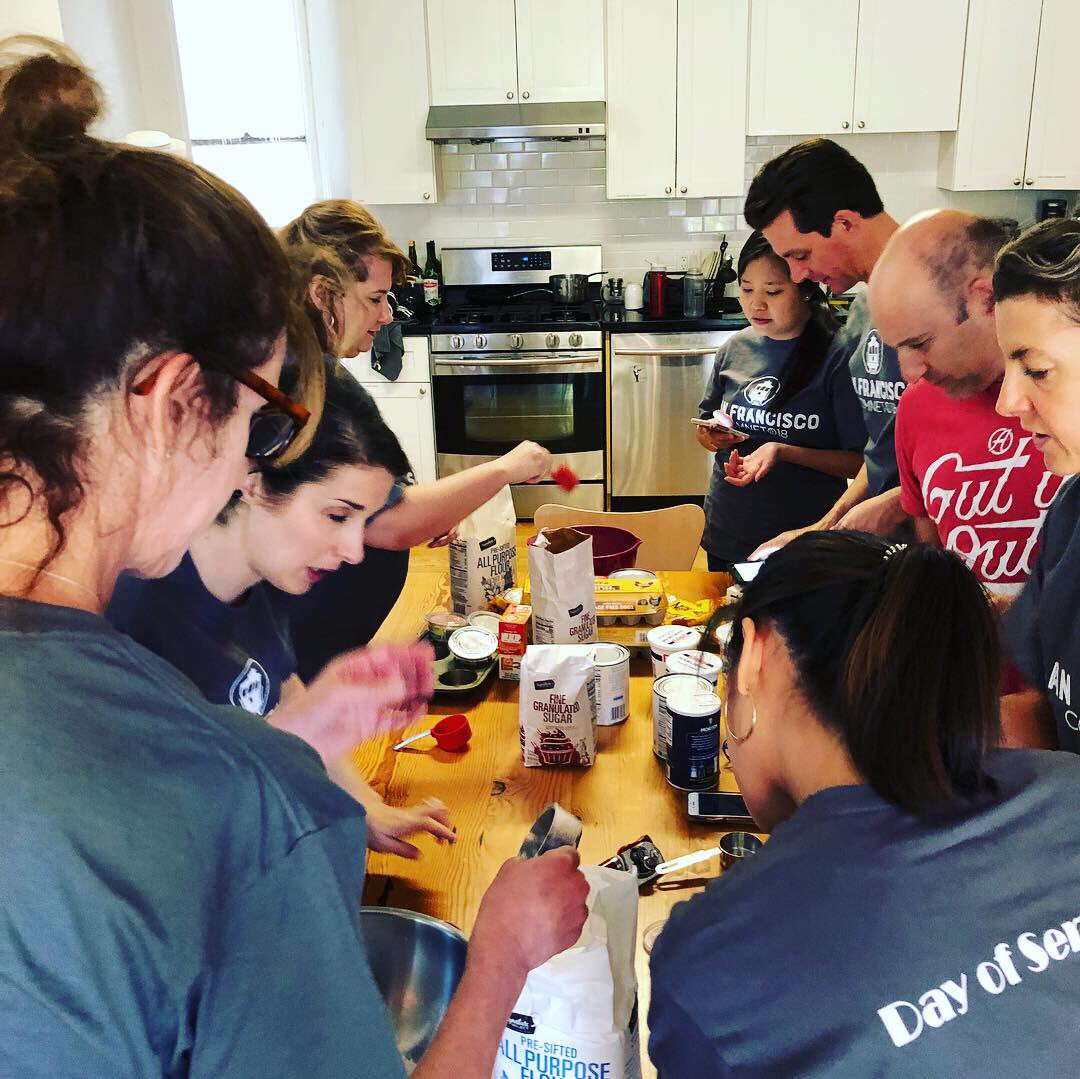 natlmuffinday's tweet image. We had so much fun at our first pop up National Muffin Day with @TheComNetwork thanks to all our new Muffinteers for their day of service baking and helping people experiencing homelessness in SanFran! #ComNet18 #thecomnetwork #philanthropy #bakingforgood