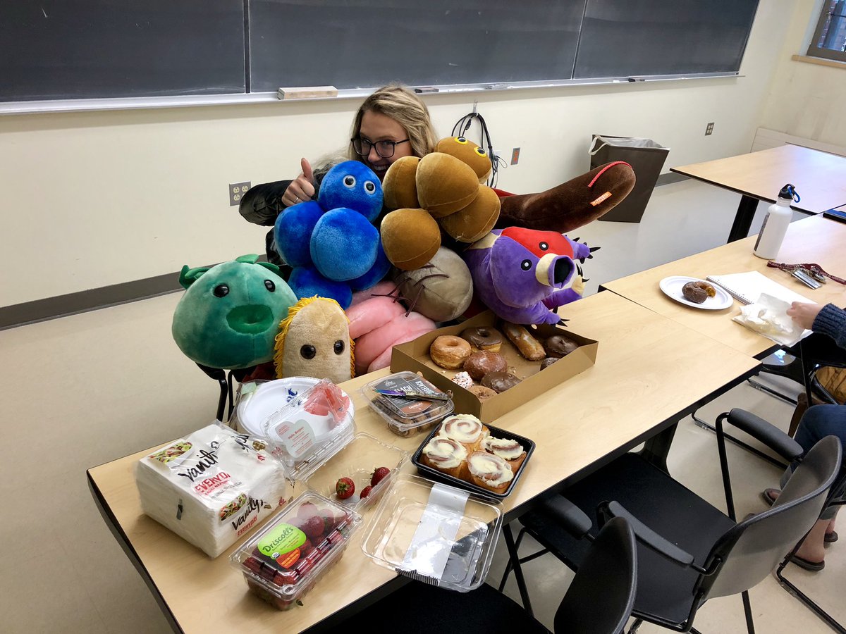 markowenmartin's tweet photo. Microbiology Exam #1 is GO. #ComfortMicrobes and #ExamSnacks deployed! Wish my #Bio350 #Micronauts good luck, please. They are awesome students. @univpugetsound @asmicrobiology (1/3) https://t.co/kp7fW3xyZp