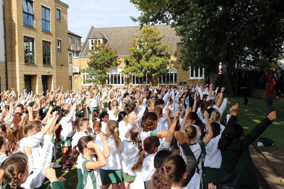 SHSYear9's tweet photo. Year 9 have been busy learning about personal growth today, with an inspirational talk from @AnnaMcNuff , @LQCoach, Smoothie Bike Challenge, setting goals and enjoying a KS3 team dance! #InternationalDayoftheGirl @SurbitonHigh #SurbitonCope https://t.co/JVNHAlZhOr