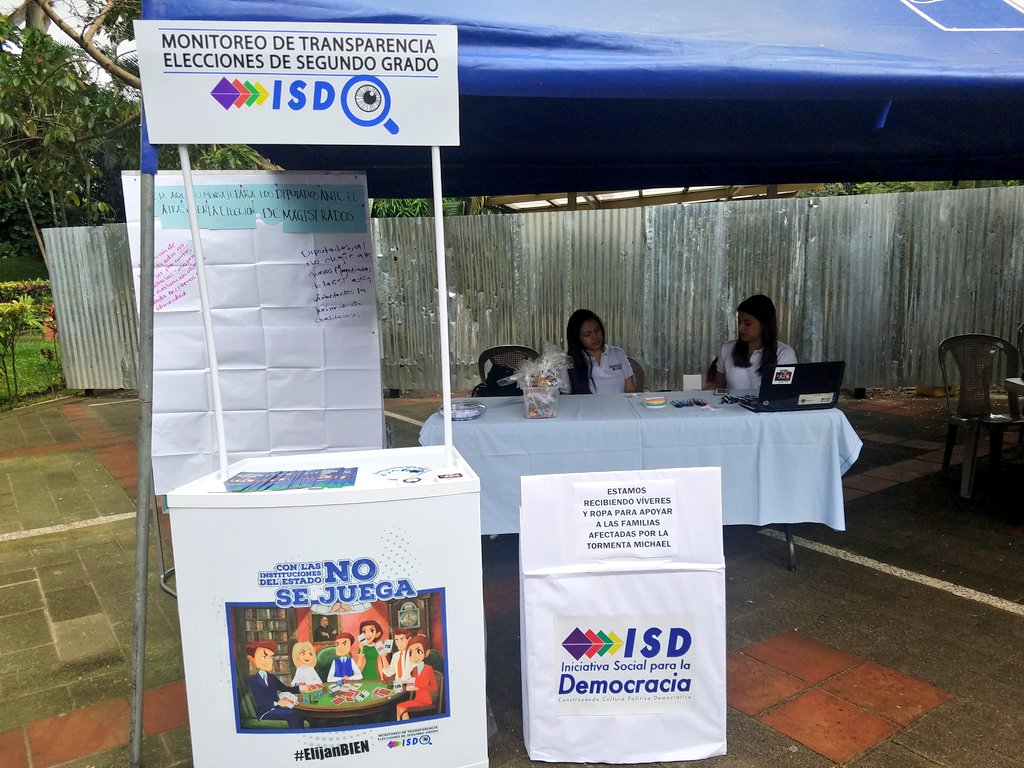 ISDemocracia's tweet photo. #SED2018
#EleccionesCSJ2018
ISD se encuentra en este momento en la Ferial Estudiantil de la Semana del Estudiante de Derecho de la UCA. 
Acercate  a nuestro stand e informate sobre el proceso de elección de Magistrados de la CSJ. https://t.co/dXG0SjVB3f