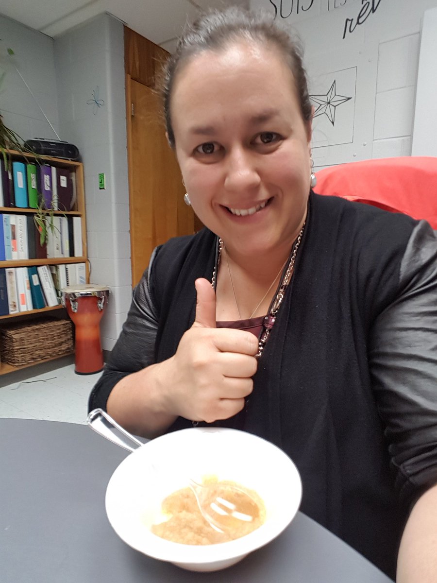 J'étais en formation hier, on me gâte donc ce midi avec une petite douceur!  Une bonne compote de pommes faite par les élèves de la classe de Mme Annie H. qui prennent bien soin moi!!  #SantéMentaleCECCE #bienveillance <a href="/ecolecatholique/">CECCE</a> <a href="/CapitaineRFR/">Capitaine RFR</a>