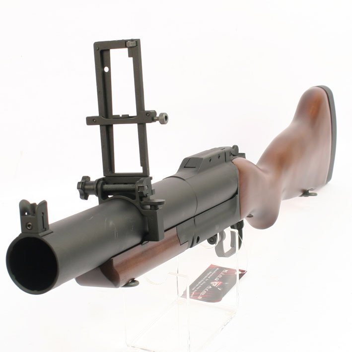 ParsKuru's tweet photo. ABD yapımı 40 mm M79 bombaatar. Vietnam Savaşı esnasında; Kuzey Vietnam askerlerinin  Sovyet RPG 2 roketatarlarını kullanmaları, çatışmalarda  ABD askerlerinin portatif bir destek silahına ihtiyaç duymalarına neden olmuştur. El bombaları askerin fırlatmasına göre ++ https://t.co/uldvo7RF0H