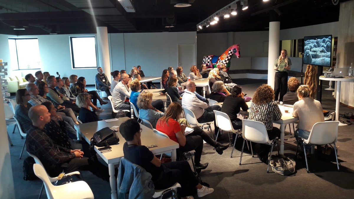 ArankaSinnema's tweet photo. Bij de Vakdag Communicatie @Politie #VDC18 zijn ze hélemaal losgegaan met nudges 😂👌! Mooi om eraan te kunnen bijdragen met onze #workshop #gedragsverandering in de Politiepraktijk @Duwtje https://t.co/JXRosfj0cQ