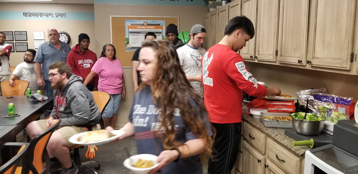 KWheat687's tweet photo. Cooked 2 roasts for the freight and receiving teams. There wasn't a drop of food left. Thank you for all you do every day and night. #swbest @RuskMitch @tlb349 @ClaytonBlish @aab1020 @JimmyCook6 @JeanieTet https://t.co/Ii02cSueri