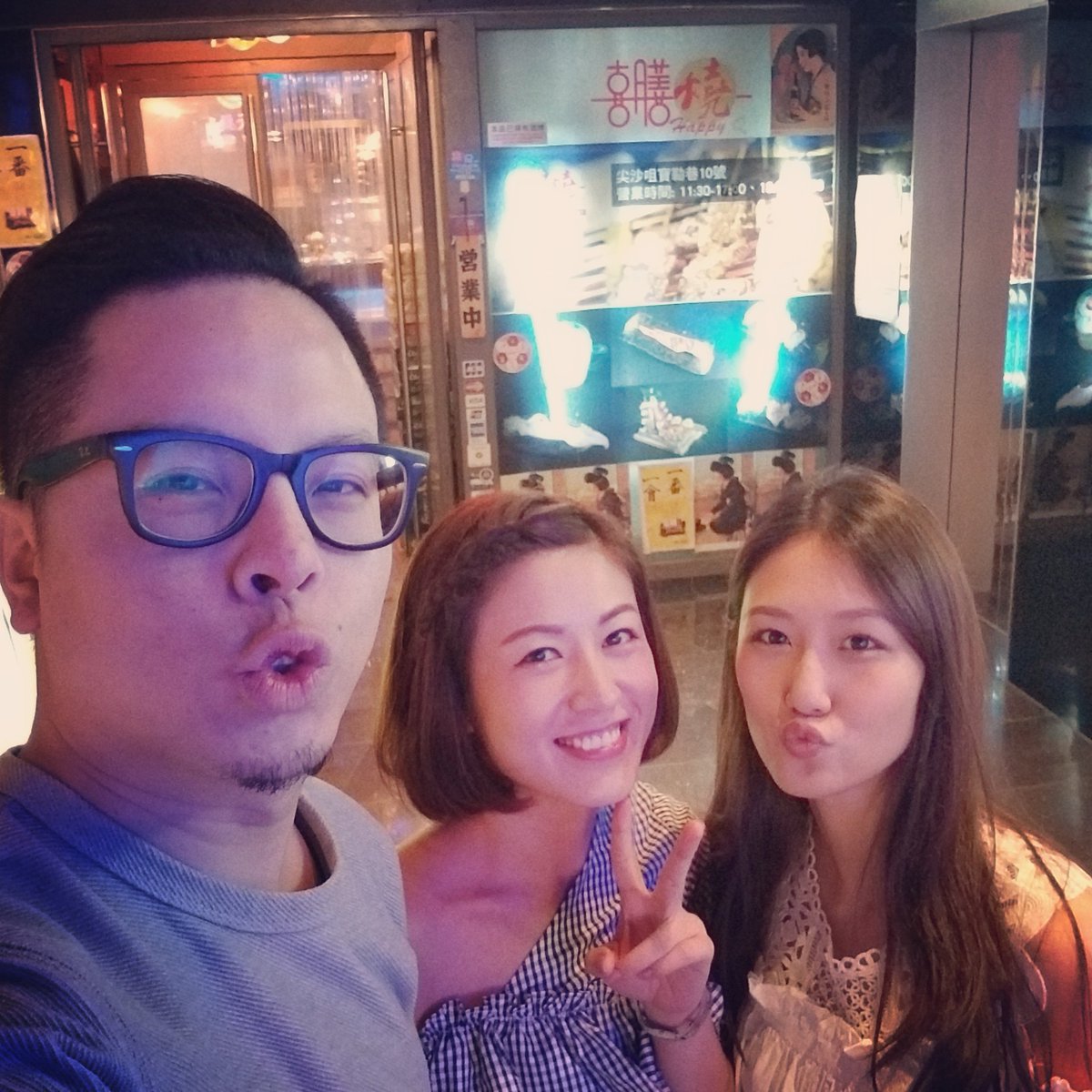 TerenceSO1's tweet photo. Happy dinner time with Two happy ladies + nce Japanese restaurants. The perfect formula to have a good day! 

#japanfood #japanesecuisine #唔好妒忌我 #肥妹已授權 #飯局 #酒局 #飯腳 #酒腳 #HKA #excolleagues #friendship #嘟盡全世界 #嘟咀的感染力 https://t.co/m3WHybaFhX