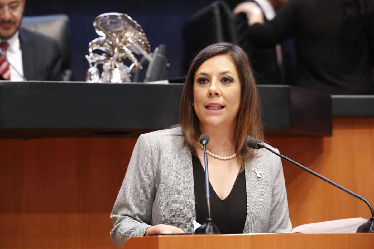 SenadoresdelPAN's tweet photo. Senadora @GinaCruz2018 al presentar iniciativa que reforma y adiciona diversos artículos de la Constitución para establecer el #MandoMixto Policial https://t.co/bWMIPJZ80g