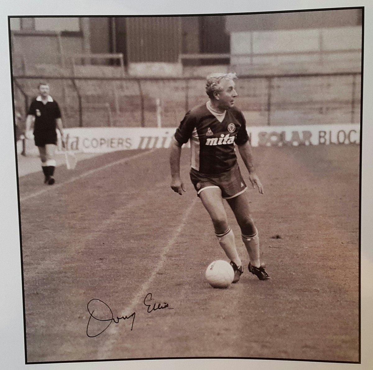 AndrewUllah's tweet photo. I first met Sir Doug Ellis at VP in 1969 & l asked him for his autograph.He refused.45 years later l asked him again after he'd finished his brilliant conversation with @nickowentv @The_Garrick He signed the action shot for me & l reminded him of when he refused in 69 #RIPSIRDOUG https://t.co/oDYHagYuPK