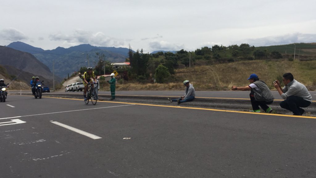 radio_pichincha's tweet photo. #UniversalDeportes🚴‍♂️🇪🇨 el venezolano #CarlosGalvis ganó el premio de montaña a los 87km en los Altos de #Cunquer #VueltaCiclisticaEc https://t.co/Ntn1uF2bMW