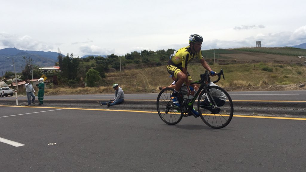 radio_pichincha's tweet photo. #UniversalDeportes🚴‍♂️🇪🇨 el venezolano #CarlosGalvis ganó el premio de montaña a los 87km en los Altos de #Cunquer #VueltaCiclisticaEc https://t.co/Ntn1uF2bMW