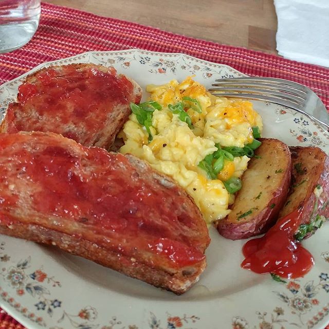 CherisseByers's tweet image. Late breakfast!
#2eggs
#2piecestoast
#2roastedpotatowedges ift.tt/2ygx66H