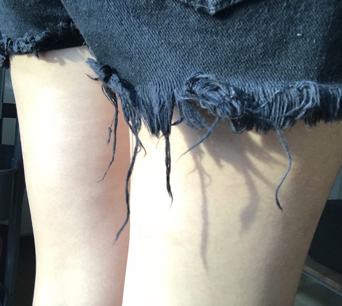 bellalissx's tweet photo. ชอบผิวตัวเองตอนนี้มากก รูปนี่ถ่ายกล้องสดโนฟิลเตอร์ ครีมทาตัว Ped body mask เราใช้คู่กับกันแดด ผิวดีขึ้นมากๆ ที่บอกว่าใส่ขาสั้นแล้วแก้มก้นดำด้าน โดนแดดเผาจนผิวเห็นรอยแตก ตอนนี้ผิวดีขึ้นแล้ว ผิวกลับมาเสมอกัน เวลาออกแดดผิวดูผ่องๆนวลๆผิวขับแดดมาก ชอบบ #ไว้รีวิวห้ามขายของโว้ยย https://t.co/mR9SR3Pbh1