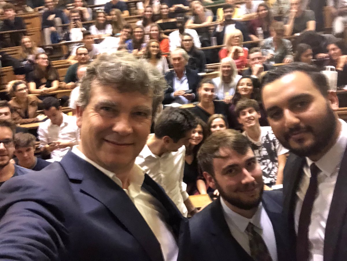 montebourg's tweet image. À La Sorbonne pour expliquer Bleu Blanc Ruche, notre marque de miel, une marque de combat en faveur du repeuplement des abeilles. Il reste 24 heures pour commander votre miel. Pour soutenir le projet, c'est ici : fr.ulule.com/bleu-blanc-ruc…