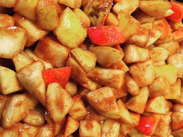 YogiHealthCoach's tweet photo. Seasonal #apple #pear crisp with all the health benefits of #cinnamon! 🍎  #eatfresh #seasonalfruits #wsnc #loveyourfoodloveyourbody #photooftheday #food #wsnclife #eatwell #delicious #benefitsofcinnamon  #selflove #mindfuldesserts https://t.co/EEUedmC0ac https://t.co/3j8s9NdRuS