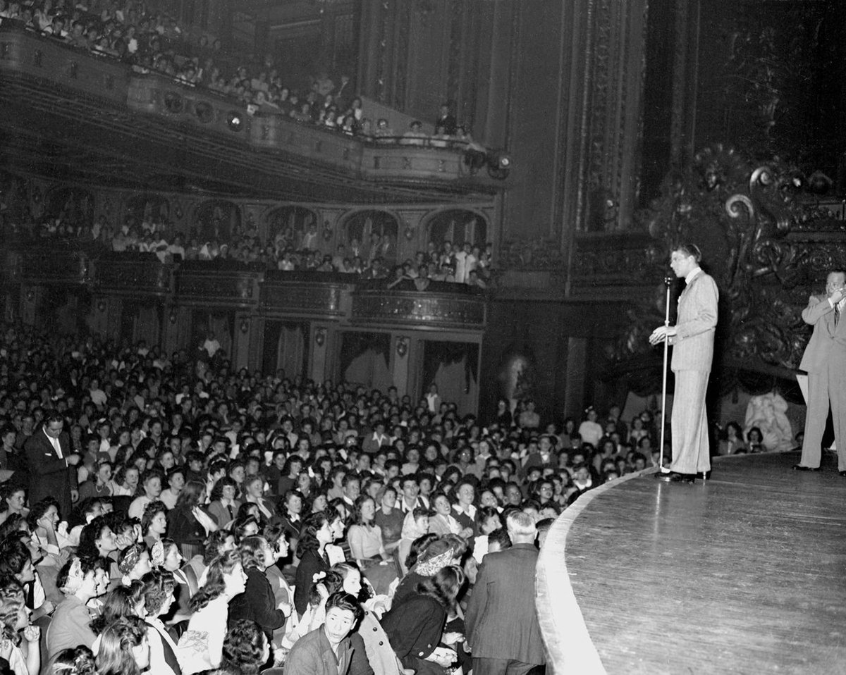 franksinatra's tweet photo. October 11, 1944 marked Frank’s return to the Paramount Theatre in New York City for his third season there. Filled to capacity, problems arose after the performance when the audience refused to leave the hall, holding up the next 20,000 people queued up outside! https://t.co/exqHHmMEOu
