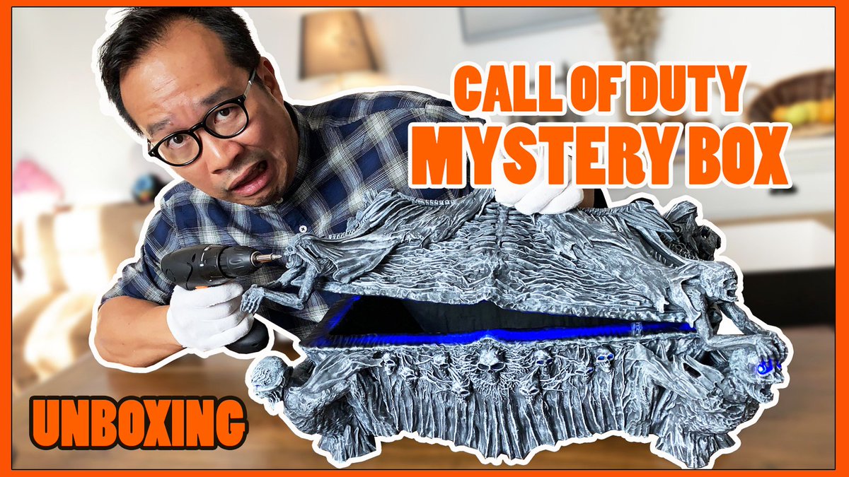 MaximeChao's tweet photo. Juste avant d'aller rejoindre les copains @CaroleQuintaine et @JulienChieze pour le #ProjetR, voici mon UNBOXING du gros collector de #CallOfDutyBlackOps4, la fameuse Mystery Box !
Sans doute l'un des meilleurs collectors de 2018 !
➡️ https://t.co/N8pT2tBZaF https://t.co/L4W9xVVZ7G