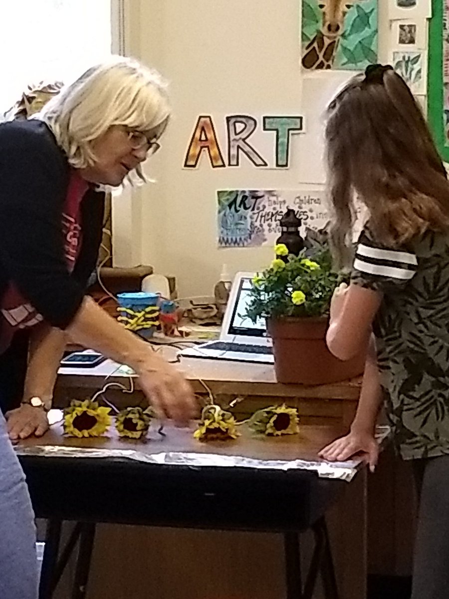 darcierankin's tweet photo. Using makeymakey boards with students during s STEM residency with @techsavvygirl https://t.co/aWsZdMAFou